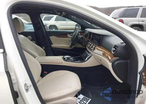 2017 Mercedes-Benz E 300 4Matic z USA, uszkodzony, nr VIN WDDZF4KBXHA014852